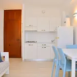 Daire Bright Flat Overlooking The Sea-beahost